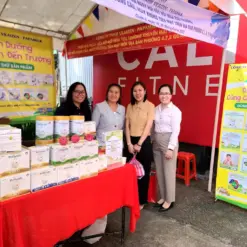 PaPamilk Height & Gain trẻ em chứa Tổ Yến Lon 830gr – Sữa tăng cân và chiều cao cho trẻ 15 Các Phụ Huynh Chụp Hình Trong Buổi Triển Lãm Sản Phẩm Papamilk - Vkaizen - Dinh Dưỡng Cùng Con đến Trường