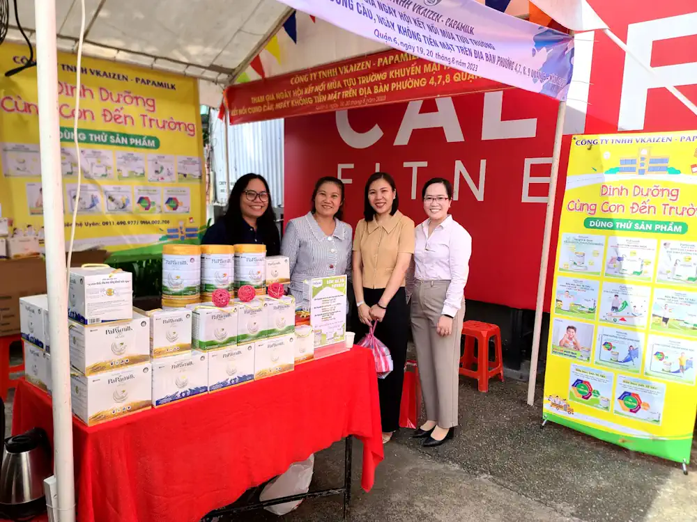 cac-phu-huynh-chup-hinh-trong-buoi-trien-lam-san-pham-papamilk-vkaizen-dinh-duong-cung-con-den-truong-7 Các Phụ Huynh Chụp Hình Trong Buổi Triển Lãm Sản Phẩm Papamilk - Vkaizen - Dinh Dưỡng Cùng Con đến Trường