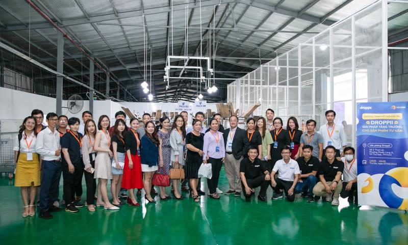 VnEconomy: Droppii – Làn Gió Mới Của Ngành Thương Mại Điện Tử 1 Khách mời và đại diện Droppii tại sự kiện.
